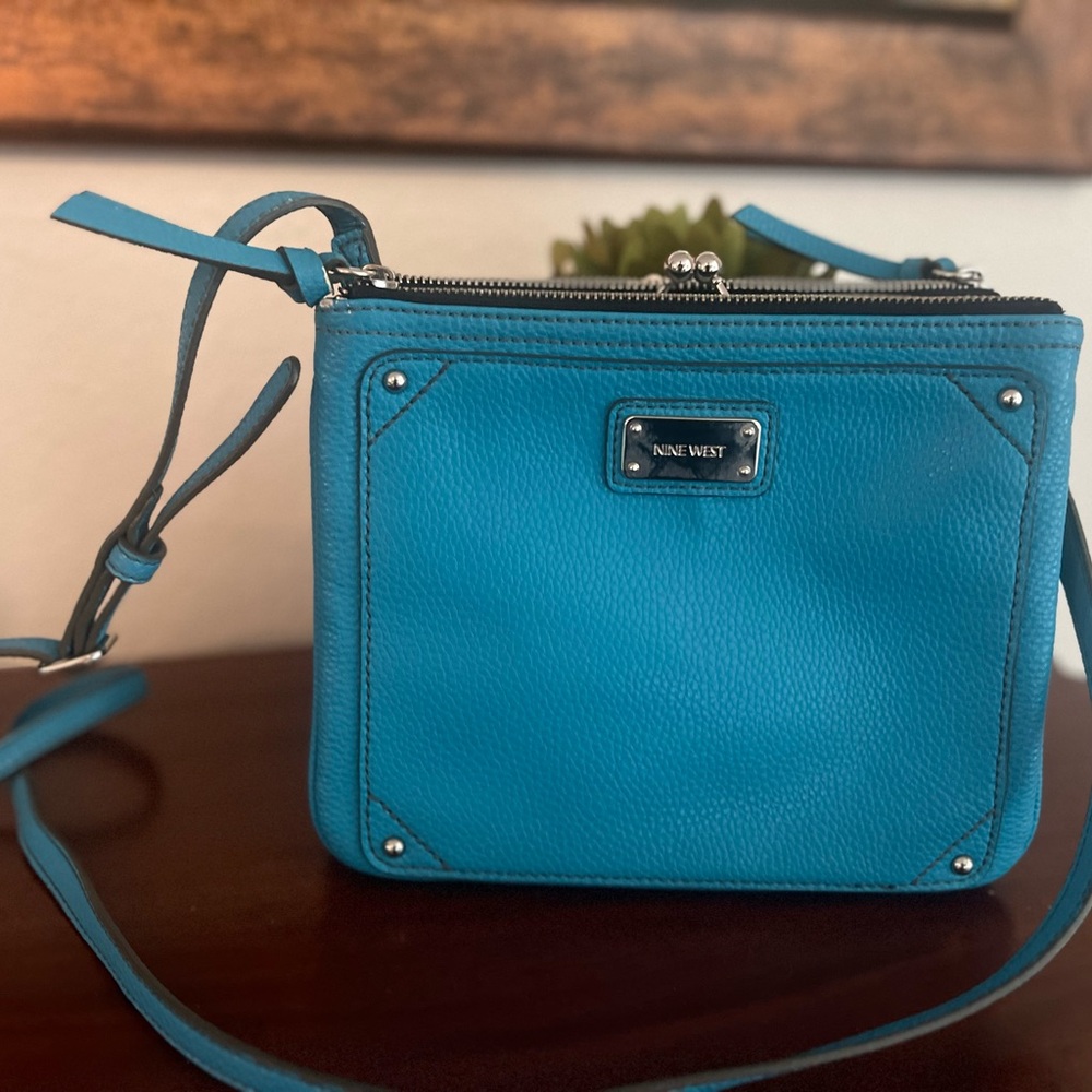 EUC Nine West Crossbody Kiss Lock Zipper Compartments